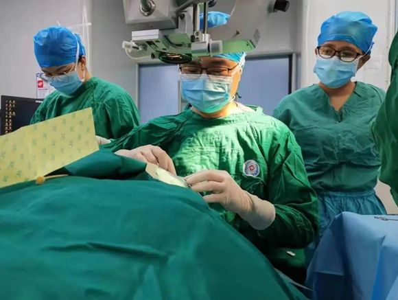 援藏纪实 | 援藏医生紧急手术,雪域少年重见光明