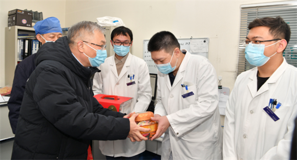 春节前夕院领导进行行政查房并为一线职工送去新春祝福