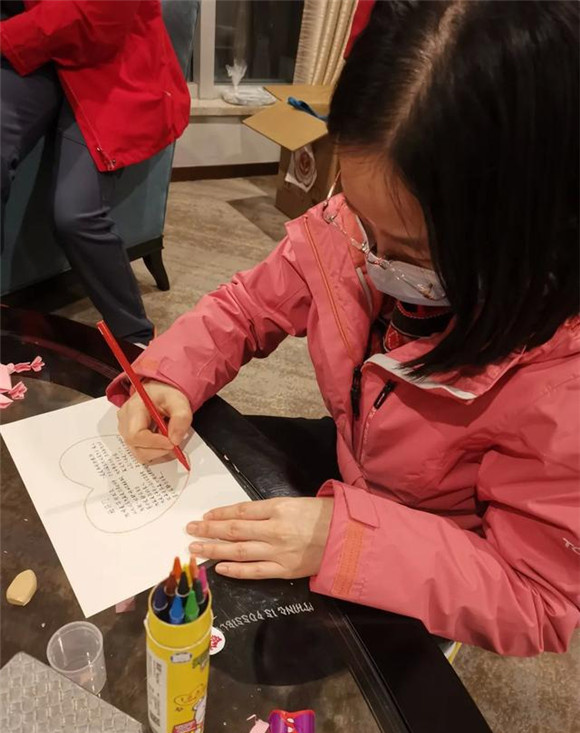 今天，向她们，致敬！