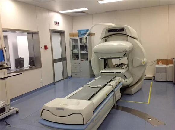 记一位Meckel憩室患儿的确诊｜为了明确诊断，医生穿上铅衣，陪着琳琳的父母进入了造影室……