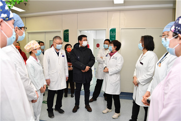 北京市卫生健康委员会党委书记钟东波大年初一到北京大学第三医院慰问一线医务人员