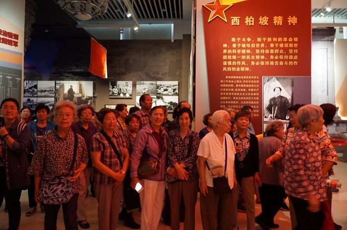 离退休党员参观庆祝中国人民解放军建军90周年主题展览