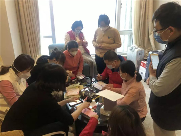 北医三院接管病区内首位治愈的新冠肺炎患者出院