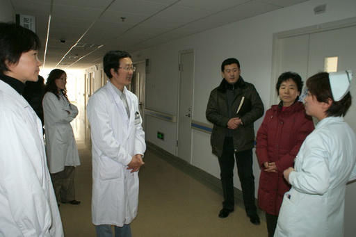 院区领导及核心组成员给坚守岗位的老专家和临床、医技科室职工拜年