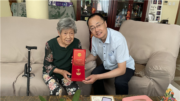 光荣在党50年,我们见证!北京大学第三医院在七一前夕开展老党员走访慰问活动