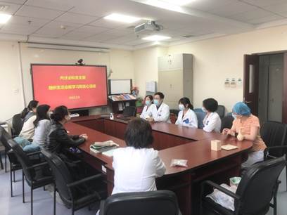 会议室里的人们描述已自动生成