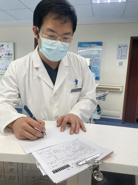 三院之星 | 刘啸:急诊夜班2周后,在病房与那位70多岁的患者“重逢”