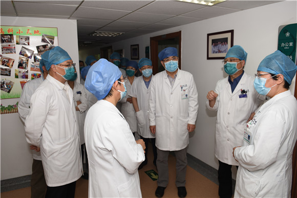 医院领导进行复工复产行政查房