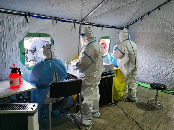 有召必应 北医三院医务人员紧急赴顺义区连续三天参加核酸采样工作