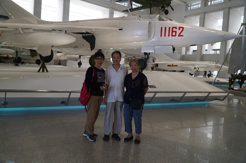 离退休党员参观庆祝中国人民解放军建军90周年主题展览