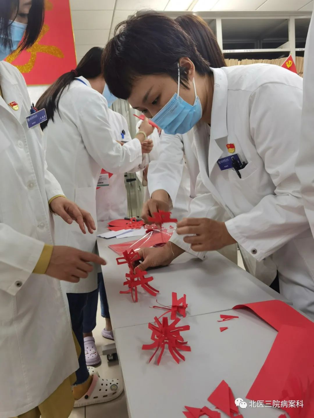 “书香墨韵润病案,巧手剪纸忆党恩” ——“喜迎党的二十大,为党旗增辉”党日活动