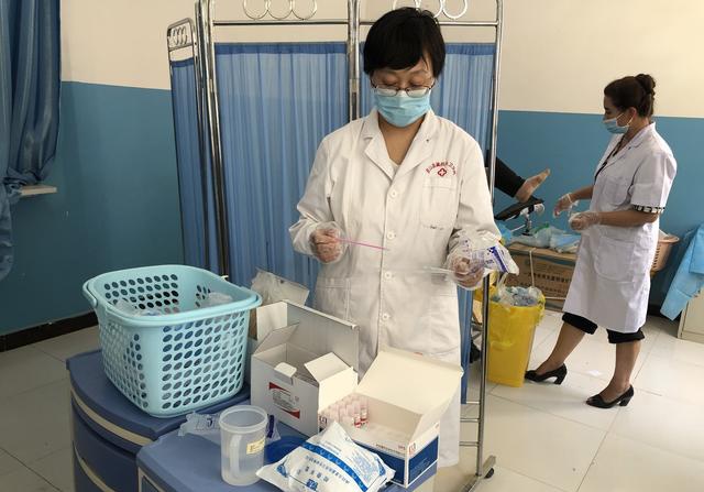 贺豪杰与团队到和田地区的乡卫生院开展“两癌筛查”工作