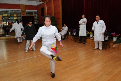 我院举办庆“三八”女职工跳绳、踢毽比赛和杏林春色首届服装秀大赛