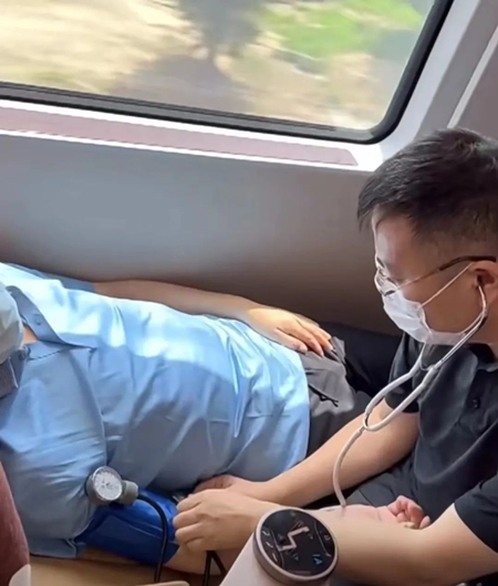动车乘客突发疾病，北医三院心血管内科主任唐熠达教授紧急救治