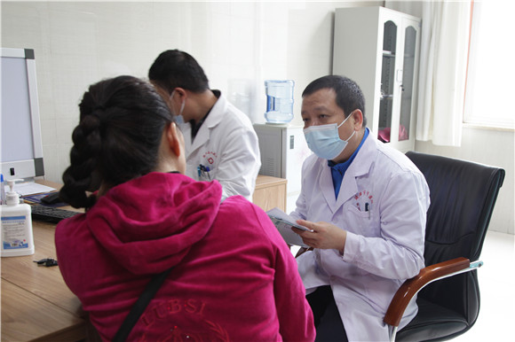 北京大学第三医院延安分院专家团队赴延长县人民医院义诊