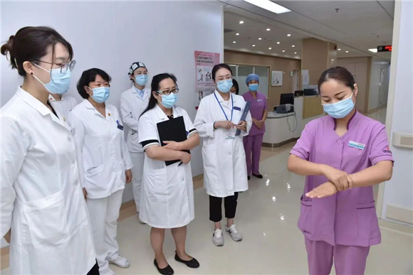 2年间，他们100次走遍医院的每个角落......