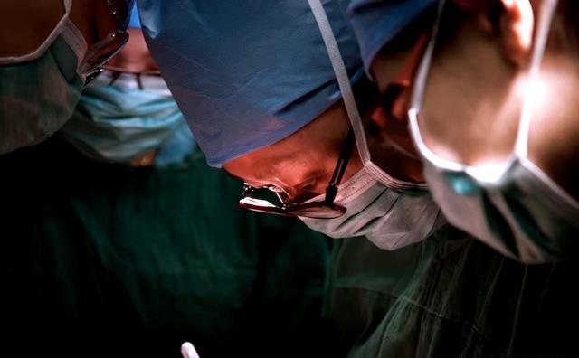 贺豪杰和团队一起为患者做手术