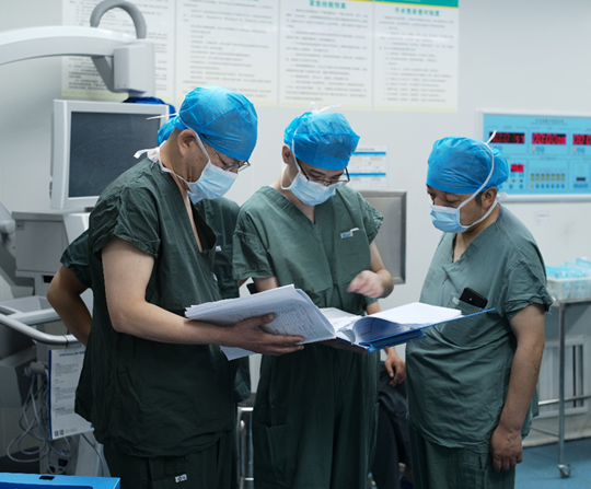 耳鼻喉科为8名西藏自治区先天性听障儿童实施人工耳蜗植入手术