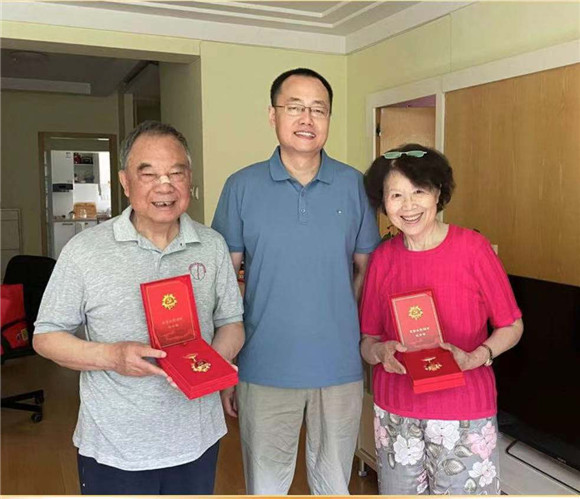 光荣在党50年,我们见证!北京大学第三医院在七一前夕开展老党员走访慰问活动