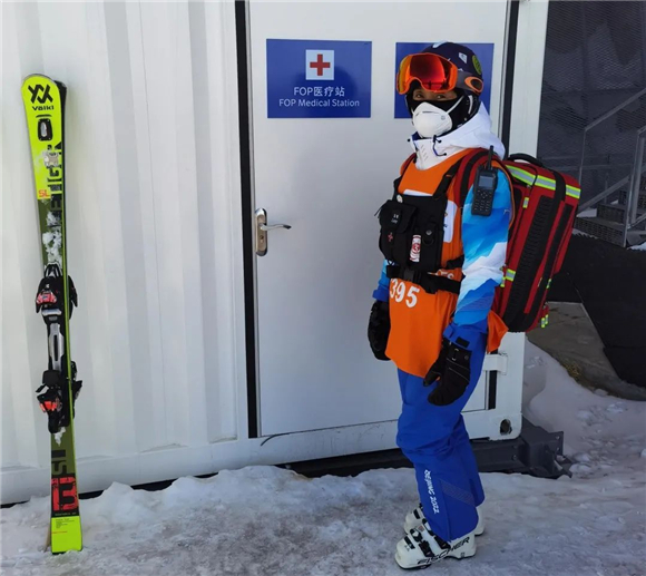 既能滑雪,又能救治伤员,他们来自北医三院滑雪协会……
