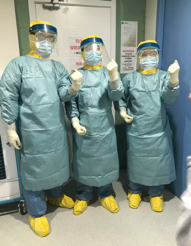 葛庆岗(中)和同事在援鄂抗疫第一线 葛庆岗(中)和同事在援鄂抗疫第一线