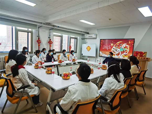 春节前夕院领导进行行政查房并为一线职工送去新春祝福