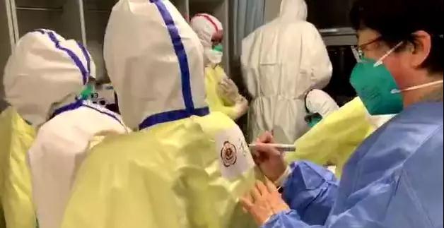 【中国妇女网】护服上的名字都是院长写的，每一笔都是牵挂