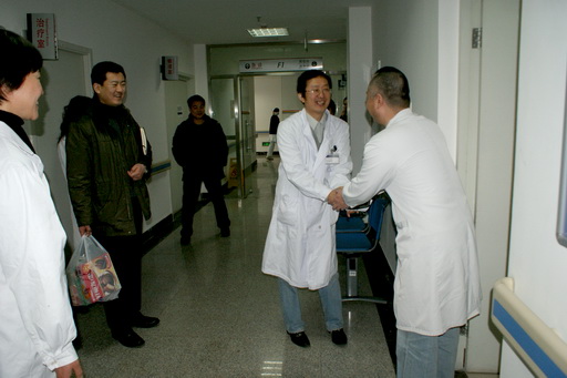 院区领导及核心组成员给坚守岗位的老专家和临床、医技科室职工拜年