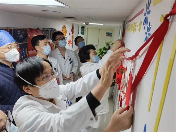 春节前夕院领导进行行政查房并为一线职工送去新春祝福