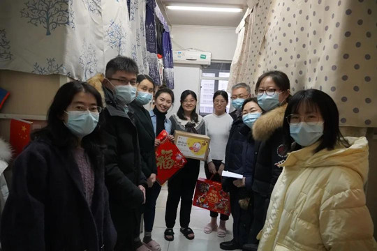 我院领导春节前看望慰问学生