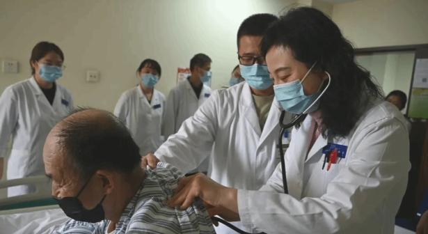 穆荣医生诊治患者