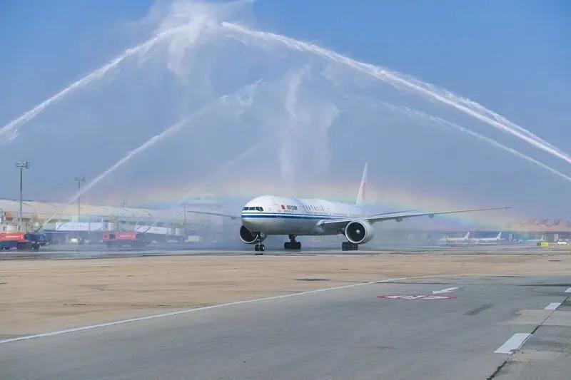 欢迎抗疫英雄,致敬逆流行