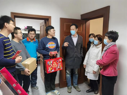 我院领导春节前看望慰问学生