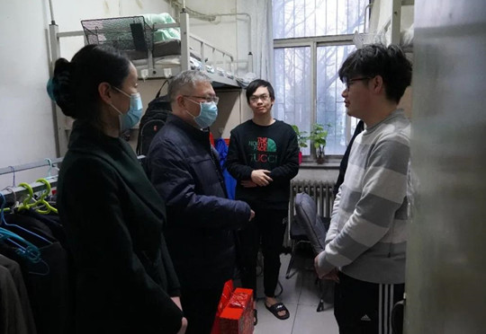 我院领导春节前看望慰问学生