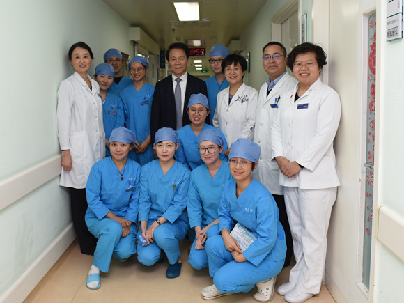 北大医学部领导看望慰问我院一线医务人员