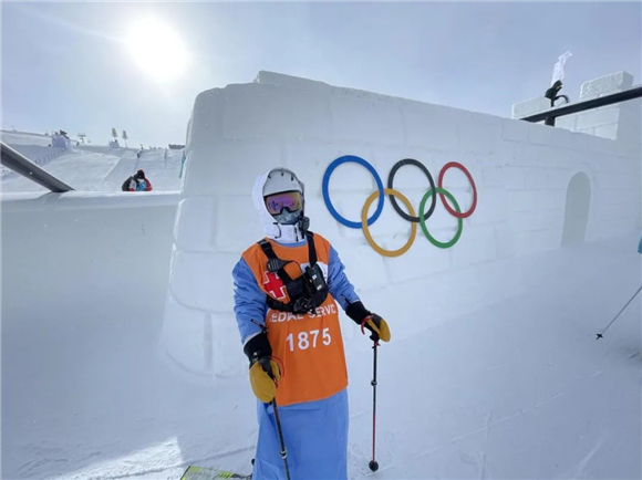 既能滑雪,又能救治伤员,他们来自北医三院滑雪协会……