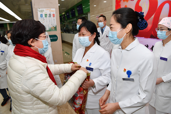 春节前夕北京大学党委书记邱水平一行慰问北医三院医务人员