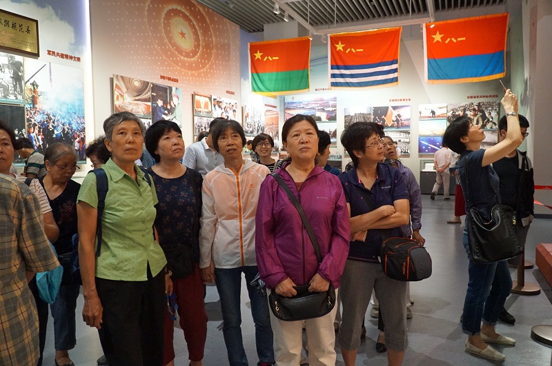 离退休党员参观庆祝中国人民解放军建军90周年主题展览