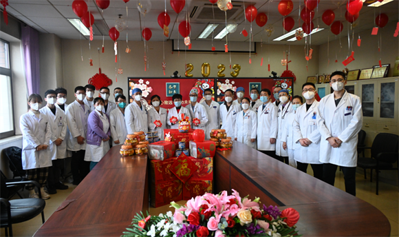 春节前夕院领导进行行政查房并为一线职工送去新春祝福
