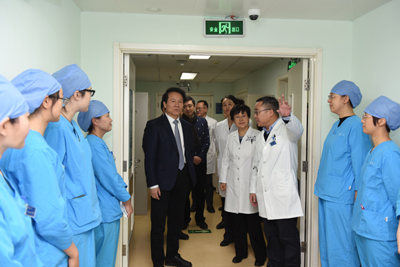 北大医学部领导看望慰问我院一线医务人员
