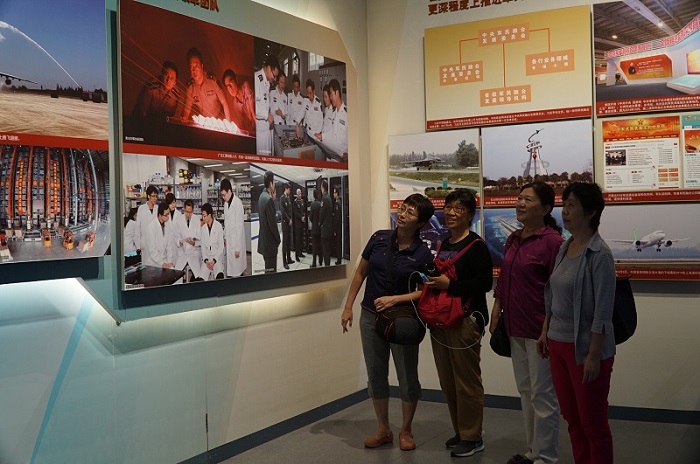 离退休党员参观庆祝中国人民解放军建军90周年主题展览