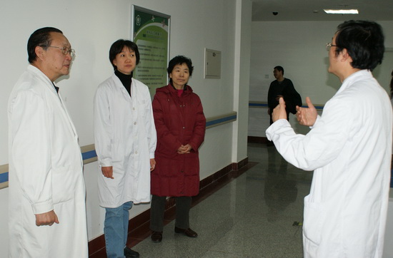 院区领导及核心组成员给坚守岗位的老专家和临床、医技科室职工拜年