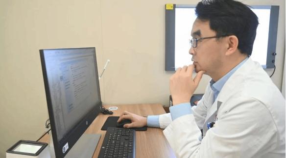 韦峰医生在门诊