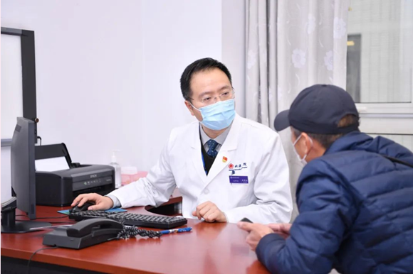 动车乘客突发疾病，北医三院心血管内科主任唐熠达教授紧急救治