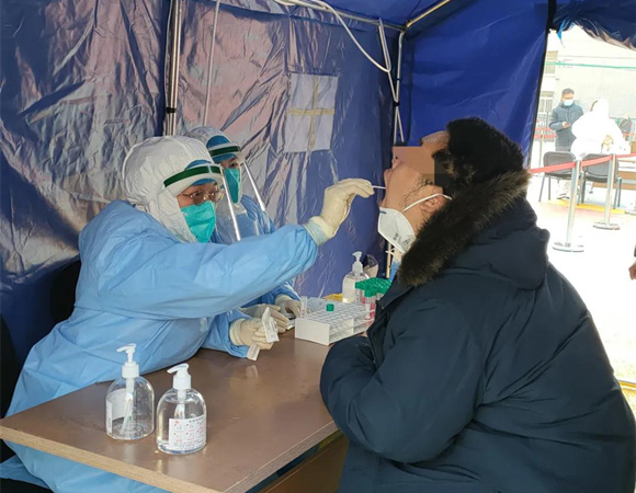 有召必应 北医三院医务人员紧急赴顺义区连续三天参加核酸采样工作