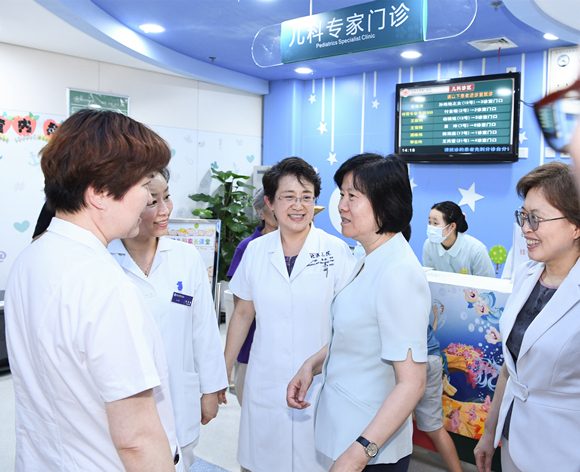 十三届全国人大常委会副委员长、中华全国妇女联合会主席沈跃跃来我院考察调研女医师工作