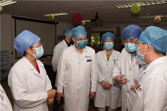 医院领导进行复工复产行政查房