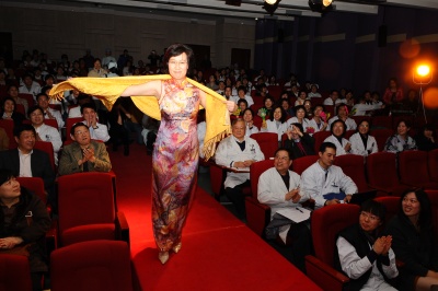 我院举办庆“三?八”杏林春色首届服装秀大赛