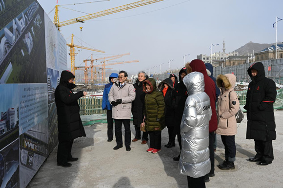 北医三院本部领导乘坐首发京张高铁调研崇礼院区