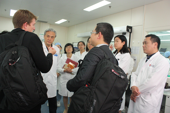 美国斯坦福大学医学中心急诊科副主任一行来我院参观交流